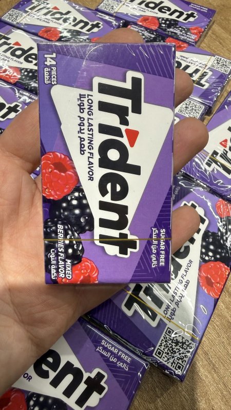 علكة ترايدنت خالية من السكر بنكهة التوت وزنها 26 غرام فيها 14 قطعة