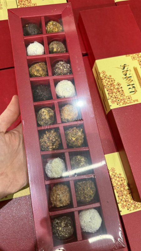 كرات التمر بالمكسرات و الشوكولاته البلجيكية الصحية الخالية من السكر ✅ فيها 18 قطعة