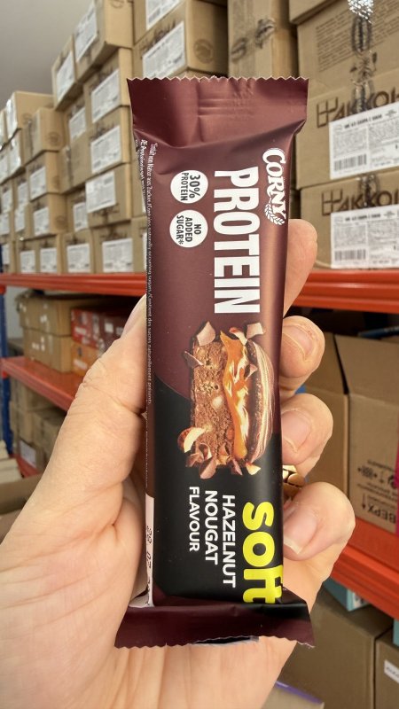 كورني بروتين بحشوة البندق والكراميل عالية البروتين وخالية من السكر وزنها 45 غم