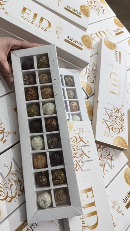 بوكس العيد كرات التمر بالمكسرات و الشوكولاته البلجيكية الصحية الخالية من السكر ✅ فيها 18 قطعة