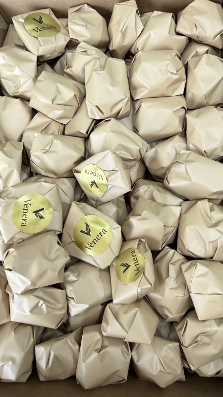 شوكولاتة بلجيكية دارك بحشوة اللوز زيرو سكر