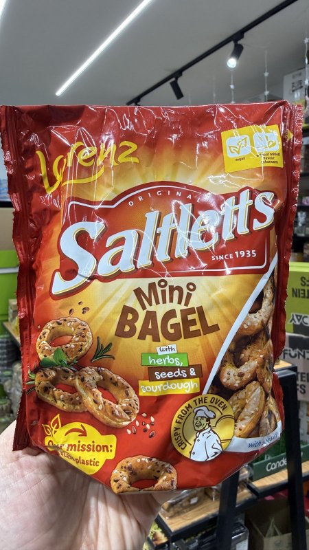 بيجلة حلقات لورنس مع الاعشاب والبذور السمسم والكتان والشيا مملح مخبوز بالفرن وزنه 100 غرام