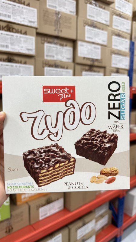 كعك ويفر صغير sweet plus مغطى بالشوكولاته والفول السوداني خالي من السكر فيه 9 قطع وزنه 100غرام