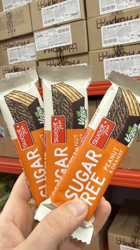 3 حبات ويفر sweet plus بنكهة الفول السوداني والبرتقال ومغطى بالشوكولاته خالي من السكر وزنها 30 غرام