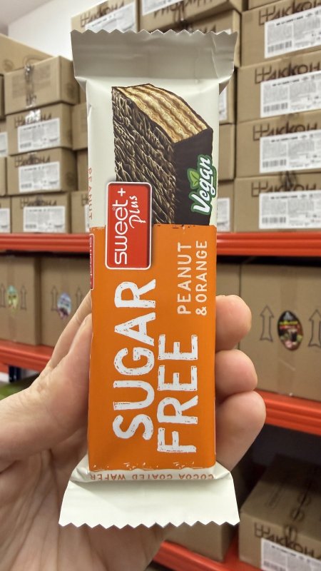 ويفر sweet plus بنكهة الفول السوداني والبرتقال ومغطى بالشوكولاته خالي من السكر وزنها 30 غرام