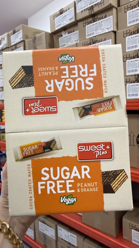 بوكس =24 حبة من ويفر sweet plus بنكهة الفول السوداني والبرتقال ومغطى بالشوكولاته خالي من السكر وزنها 30 غرام