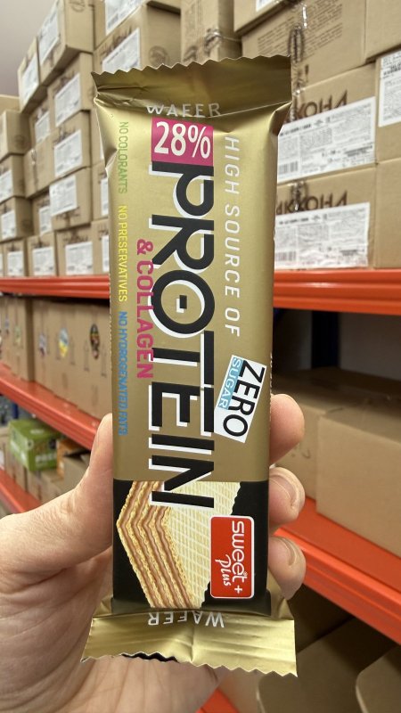 ويفر بروتين sweet plus محشي شوكولاته 28 ٪؜ بروتين مدعم بالكولاجين وخالي من السكر وزنه 28 غرام