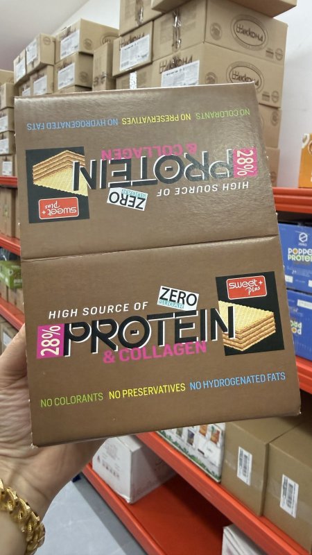 بوكس = 24 حبة من ويفر بروتين sweet plus محشي شوكولاته 28 ٪؜ بروتين مدعم بالكولاجين وخالي من السكر وزنه 28 غرام
