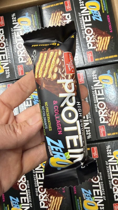 ويفر بروتين sweet plus بالشوكولاتة كرسبي 32 ٪؜ بروتين مدعم بالكولاجين وخالي من السكر وزنه 42غرام