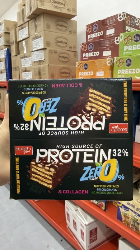 بوكس = 12 حبة من ويفر بروتين sweet plus بالشوكولاتة كرسبي 32 ٪؜ بروتين مدعم بالكولاجين وخالي من السكر وزنه 42غرام