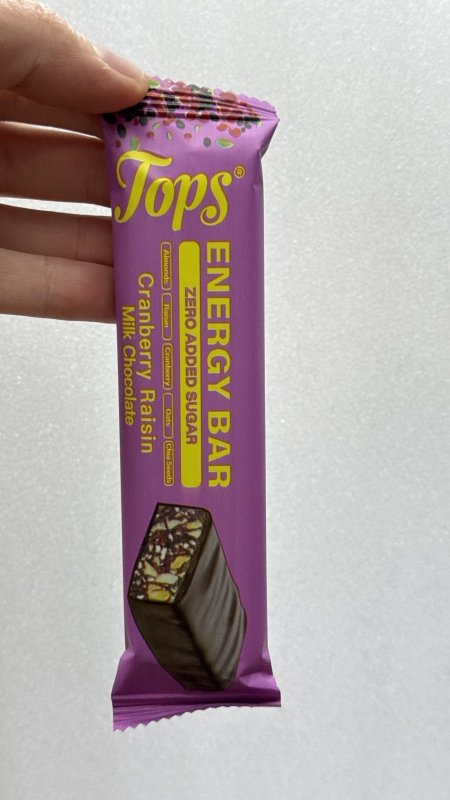 Energy bar لوح المكسرات والبذور الشيا والسمسم والتمر والشوفان توت بري والشوكولاته الحليب بدون سكر وزنه 50 غرام