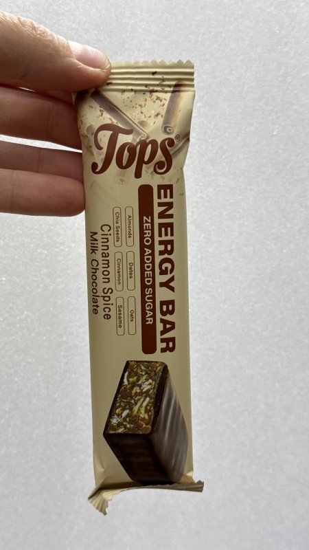Energy bar لوح المكسرات والبذور الشيا والسمسم والتمر والشوفان بالقرفة والشوكولاته الحليب بدون سكر وزنه 50 غرام