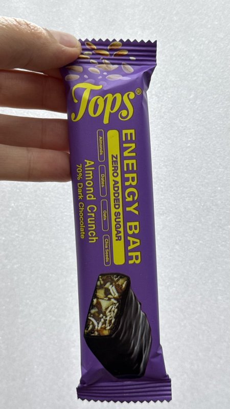 Energy bar لوح المكسرات والبذور الشيا والسمسم والتمر والشوفان باللوز والشوكولاته دارك70% بدون سكر وزنه 50 غرام