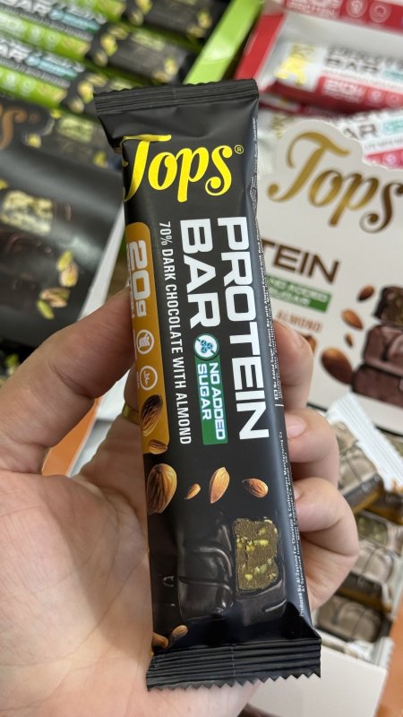بروتين بار توبس Tops بالشوكولاتة دارك واللوز خالي من السكر والجلوتين وزنه 60 غرام