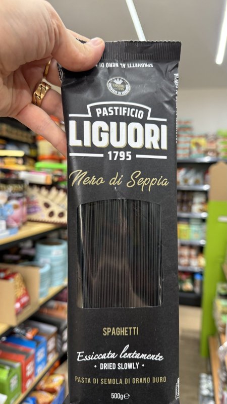 اسباغيتي القمح الكامل  بحبر الحبار (Spaghetti Nero di Seppia) من Pastificio Liguori.وزنه 500 غرام