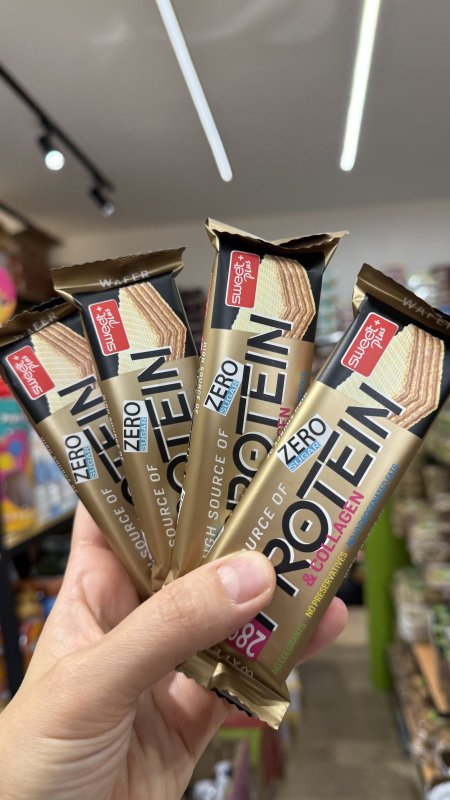 4 حبات ويفر بروتين sweet plus محشي شوكولاته 28 ٪؜ بروتين مدعم بالكولاجين وخالي من السكر وزنه 28 غرام