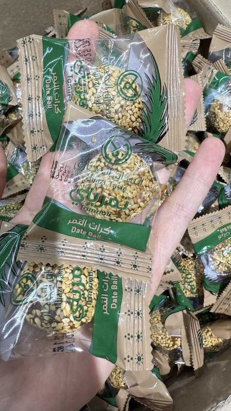 3 حبات من كرات تمريتي تمر بالسمسم محشي طحينية بدون سكر مضاف