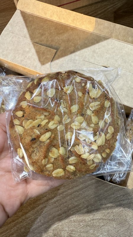 بسكويت الشوفان محشي تمر خالي من السكر وزنها 50 غرام