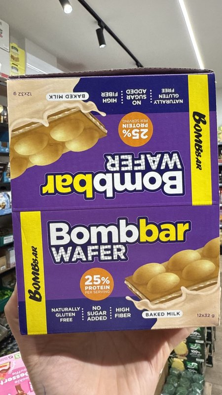 بوكس ويفر وافل مع زبدة الحليب المخبوز والمكسرات بالبروتين والالياف 25%بروتين خالي من السكر والجلوتين وزنها 32 غم فيه