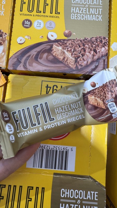 لوح بروتين وفيتامين بنكهة الشوكولاتة والبندق من ماركة FULFIL عالي البروتين والفيتامينات وبدون سكر وزنه 40 غرام