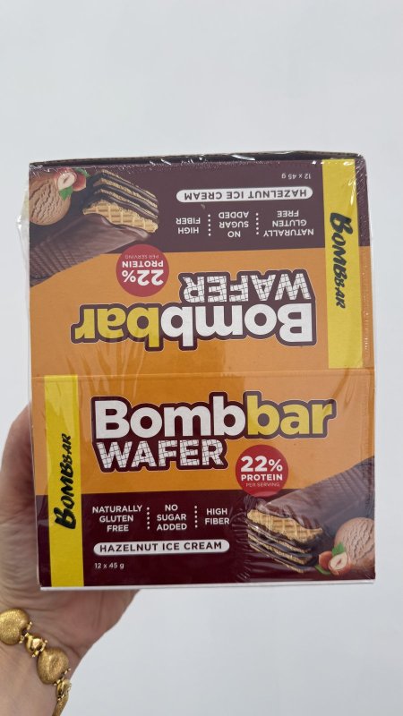 بوكس من ويفر بومبار بنكهة ايس كريم البندق والشوكولاتة 22%بروتين غني بالالياف بدون سكر وجلوتين فيه 12 حبة وزن الحبة 45 غم