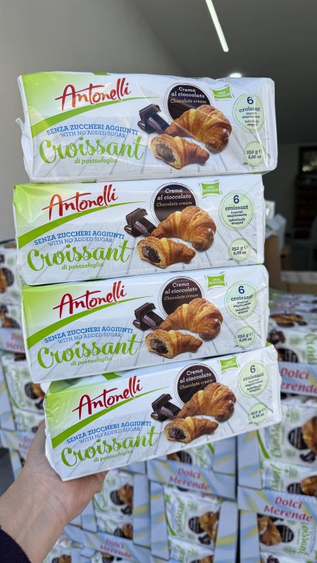 4 علب من الكرواسون ايطالي محشي شوكولاته خالي من السكر علبة كل علبة فيها 6 حبات