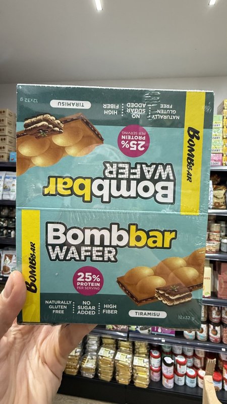 بوكس ويفر مع الشوكولاتة والمكسرات تيراميسو بالبروتين والالياف 25%بروتين خالي من السكر والجلوتين فيه 12 حبة وزن الحبة  32 غم