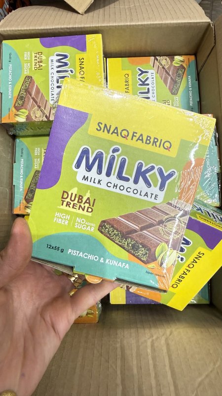 بوكس شوكولاتة دبي سناك فابرك بالحليب مع زبدة الفستق والبستاشيو المقرمشة غنية بالألياف بدون سكر فيها 12 حبة وزنها 55 غرام