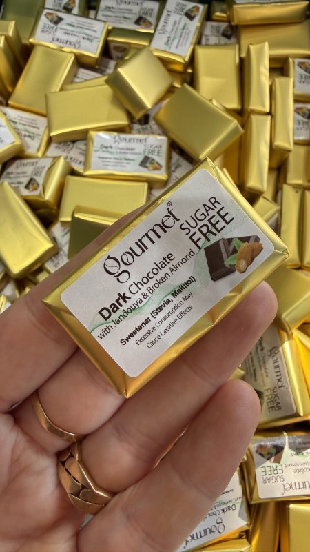 شوكولاته بلجيكية داكنة دارك مع الجاندوجا واللوز المكسر بدون سكر وزنها 20 غرام